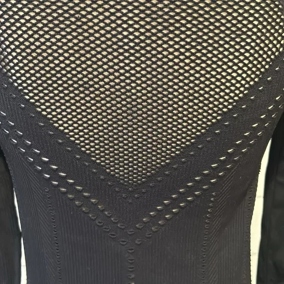 Athleta black long sleeve cut out top. Size small - Picture 4 of 6